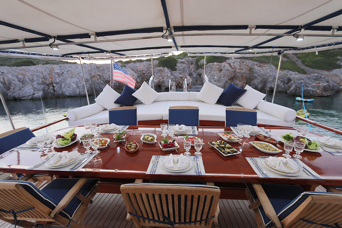 BoatsAtSea.com - Dining on Deck