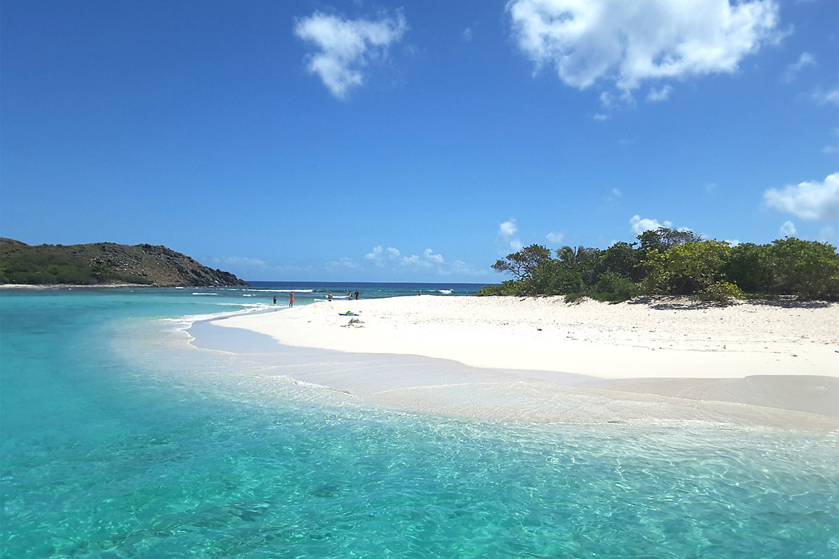 Kuralu Catamaran Charters - Sandy Spit