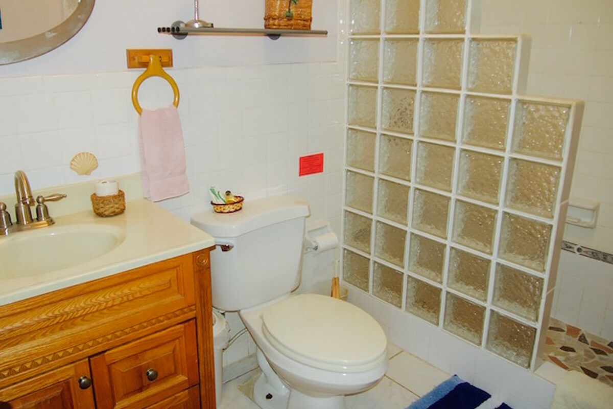 Hummingbird House B&B Bathroom